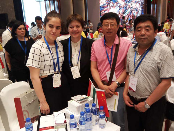 參加中東貿(mào)易洽談會(huì)也客戶合影